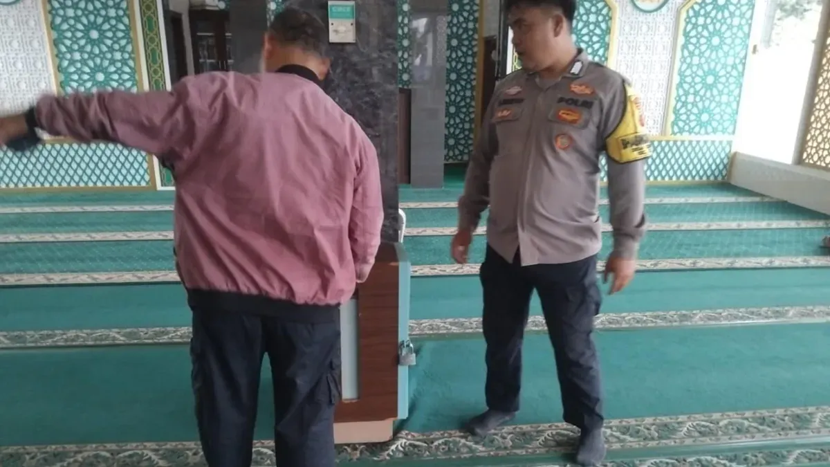 Petugas Polsek Parung memeriksa TKP pencurian uang kotak amal di Masjid Jami Sabilal, Parung, Kabupaten Bogor. (Sumber: Polsek Parung)