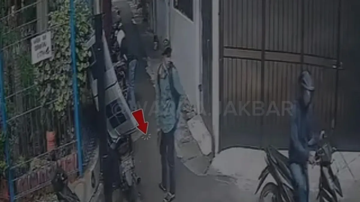 Diduga komplotan curanmor bersenjata api beraksi di wilayah Grogol Petamburan, Jakarta Barat, Sabtu, 21 Februari 2026. (Sumber: Istimewa)