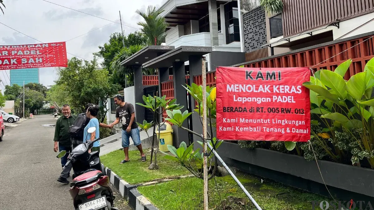 Spanduk Penolakan Lapangan Padel di Pulomas, Jakarta Timur, Minggu, 22 Februari 2026. (Sumber: Poskota/M Tegar Jihad)
