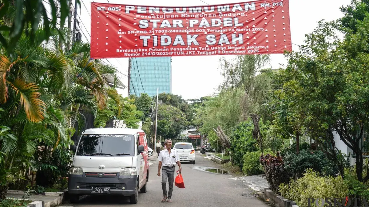Spanduk Penolakan Lapangan Padel di Pulomas, Jakarta Timur, Minggu, 22 Februari 2026. (Sumber: Poskota/Bilal Nugraha Ginanjar)