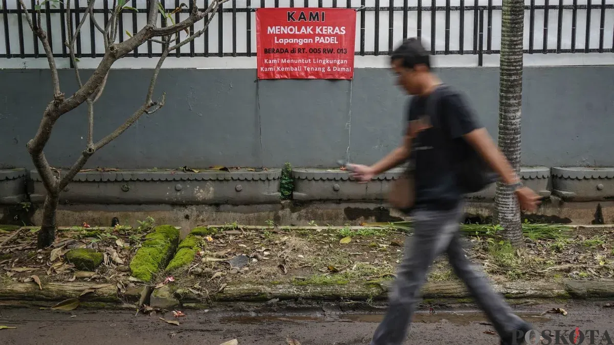 Spanduk Penolakan Lapangan Padel di Pulomas, Jakarta Timur, Minggu, 22 Februari 2026. (Sumber: Poskota/ Bilal Nugraha Ginanjar)
