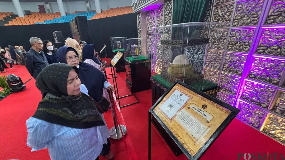 Antusiasme warga yang datang di pameran artefak Rasulullah SAW dan sahabat di Gor Laga Satria Pakansari, Cibinong, Kabupaten Bogor. (Sumber: Poskota/Giffar Rivana)
