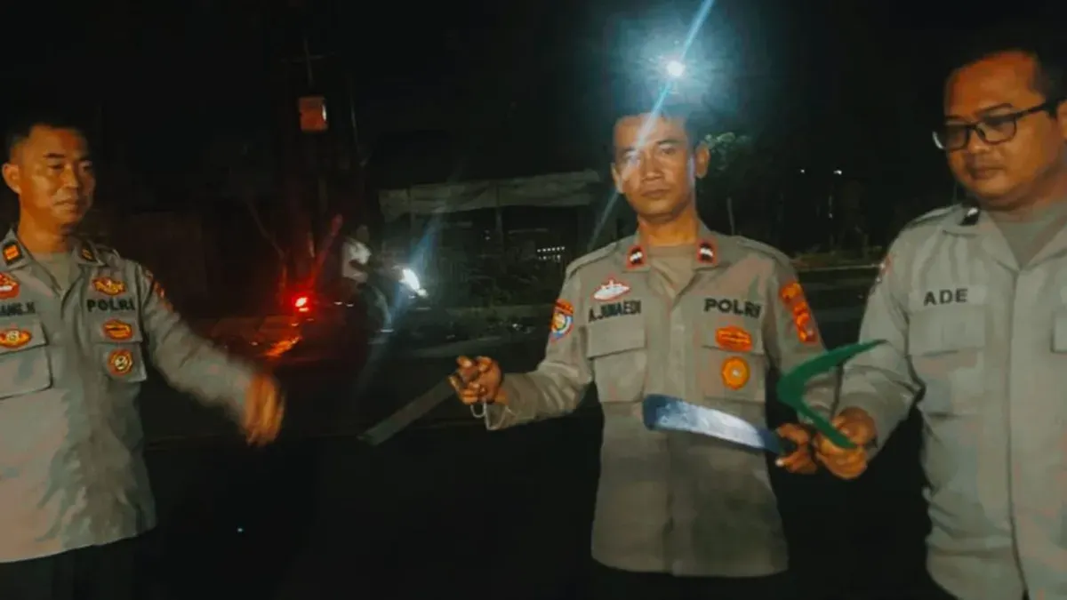 Barang Bukti senjata tajam yang diamankan dari ketujuh remaja. (Sumber: Dok. Polsek Cikande)