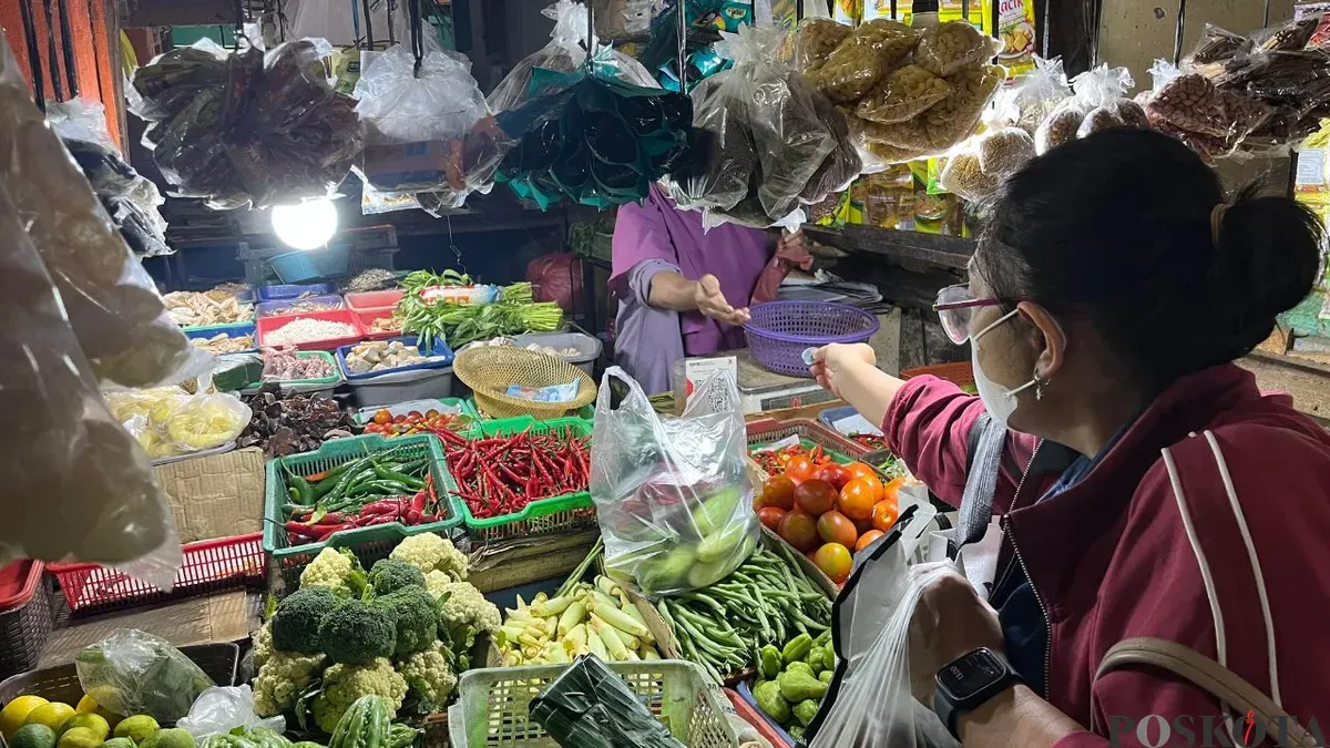 Pengunjung terlihat sedang berbelanja bahan pokok di Pasar Slipi, Palmerah, Jakarta Barat, Minggu, 22 Februari 2026. (Sumber: Poskota/Pandi Ramedhan)