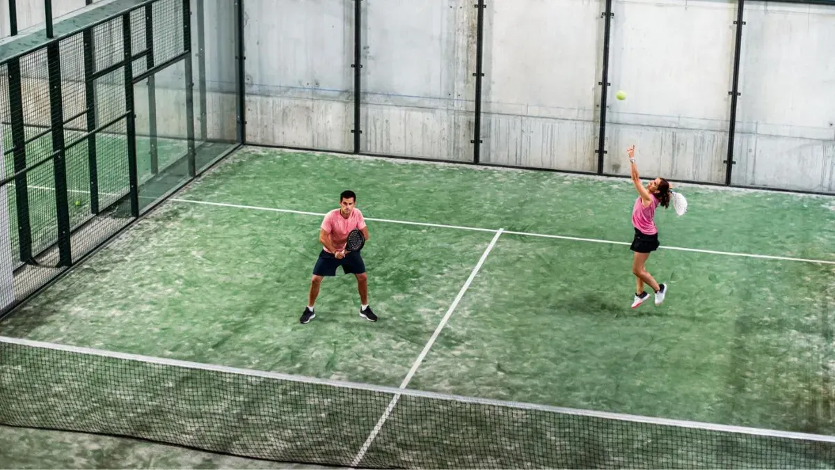 Ilustrasi, Pemprov DKI akan evaluasi seluruh lapangan padel di Jakarta buntut keluhan bising dan ganggu kenyamanan warga. (Sumber: freepik)