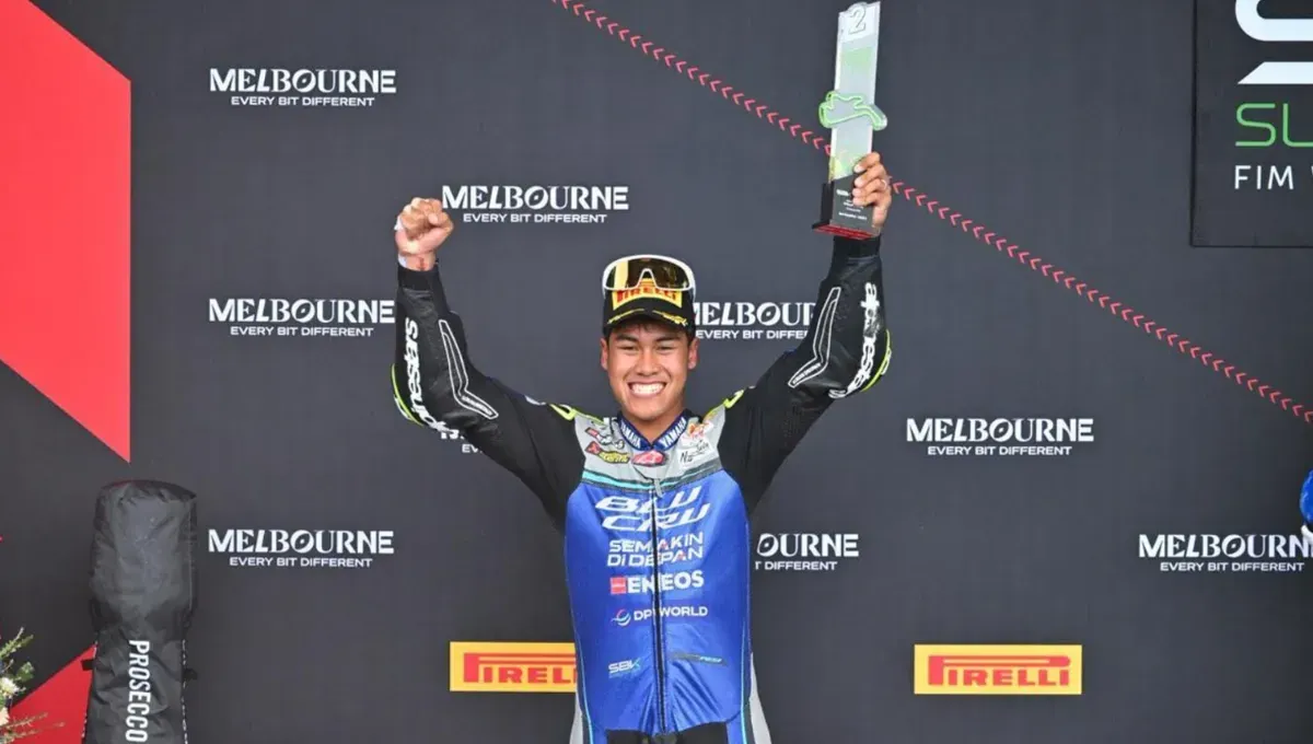 Potret pembalap muda Indonesia, Aldi Satya Mahendra mencetak sejarah dengan finis podium 2 di World Supersport 2026 Phillip Island. (Sumber: Yamaha)