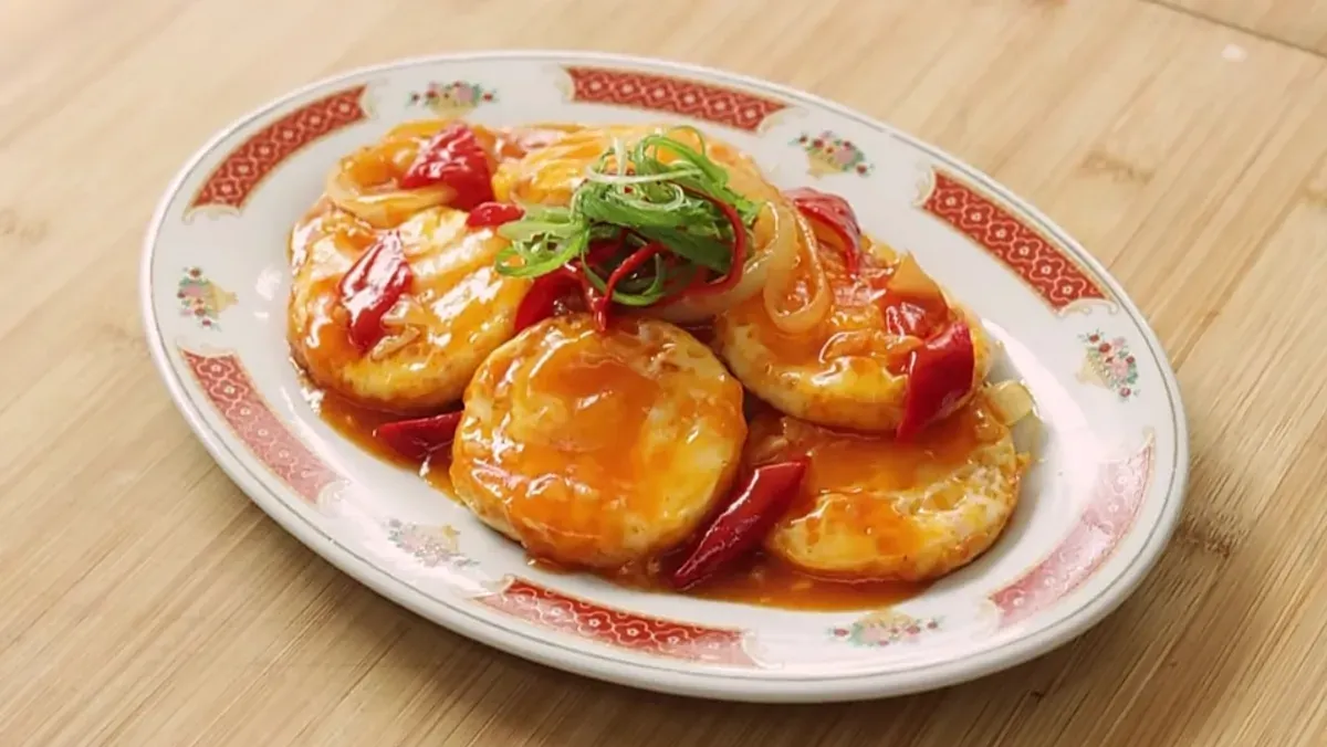 Resep menu telur asam manis ala Chef Devina Hermawan. (Sumber: YouTube/Devina Hermawan)