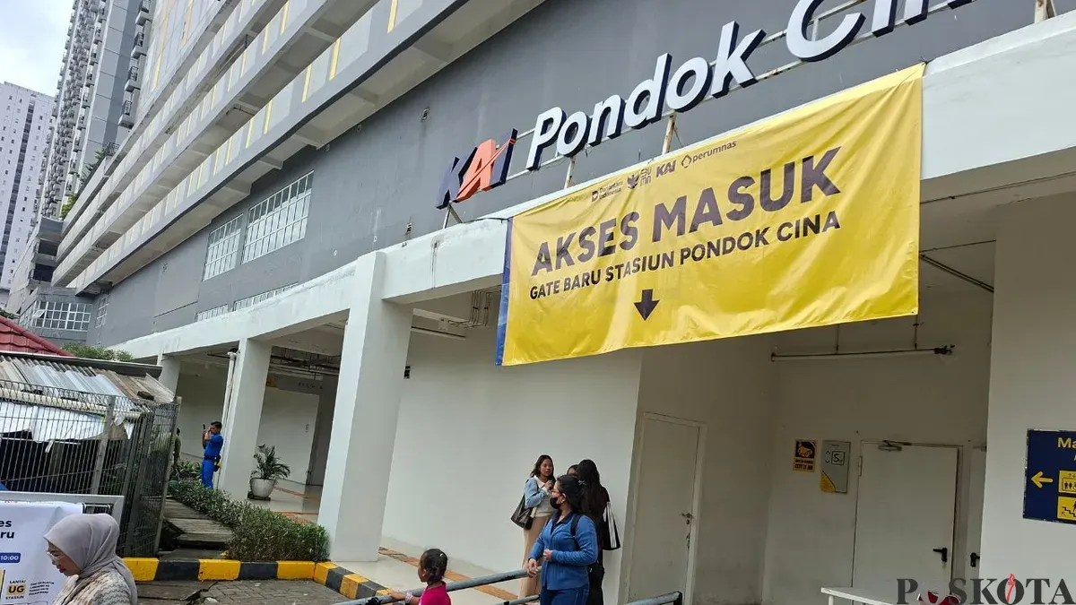 Penumpang harus masuk melewati Gate Area Barat Stasiun Pondok Cina yang baru terhubung lorong Apartemen Samesta Mahata Margonda, Senin, 23 Februari 2026. (Sumber: Poskota/Angga Pahlevi)