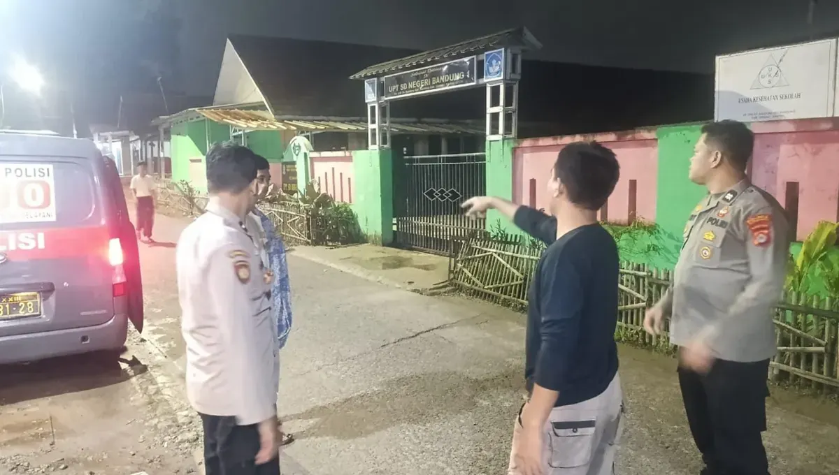 Warga tengah menunjukkan lokasi penganiayaan yang dilakukan oleh empat remaja menjelang sahur. (Sumber: Polsek Pamarayan)