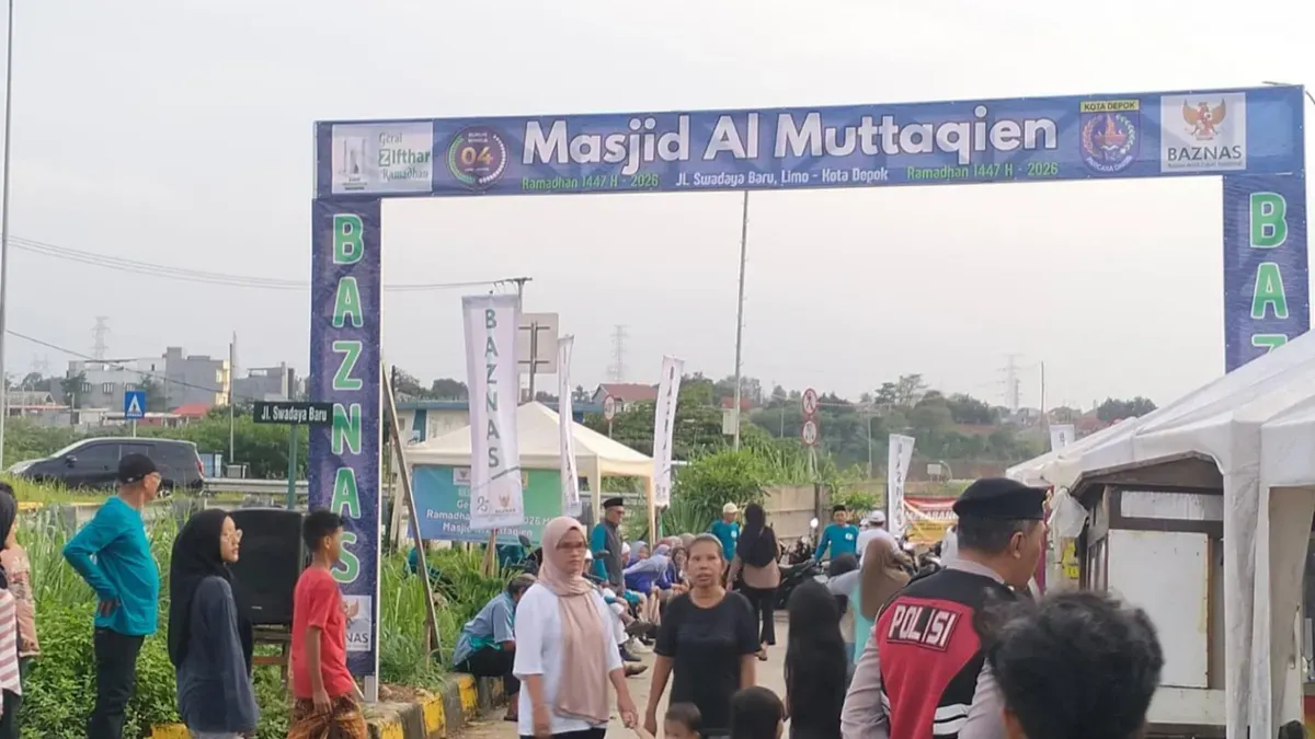 Petugas Patroli Polsek Cinere melakukan patroli menyasar tempat penjualan makanan takjil di pinggir jalan. (Sumber: Humas Polsek Cinere)