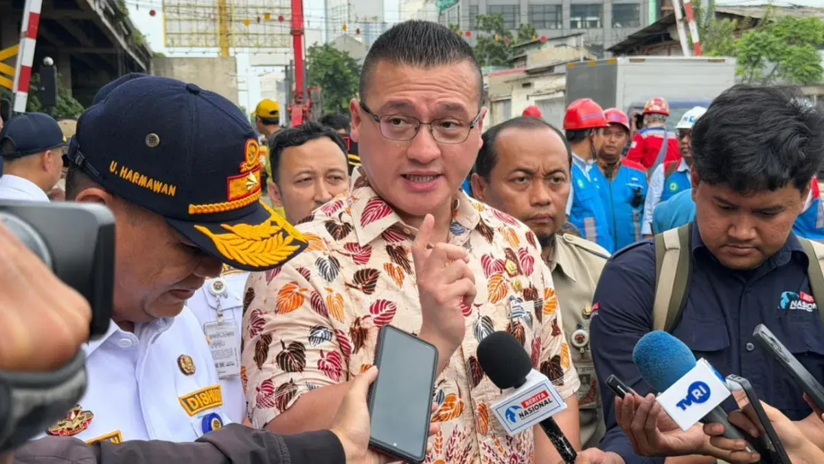 Anggota DPRD DKI Jakarta, Hardiyanto Kenneth saat melihat proyek Flyover Latumenten yang dikeluhkan karena bikin macet, Senin, 22 Februari 2026. (Sumber: Istimewa)