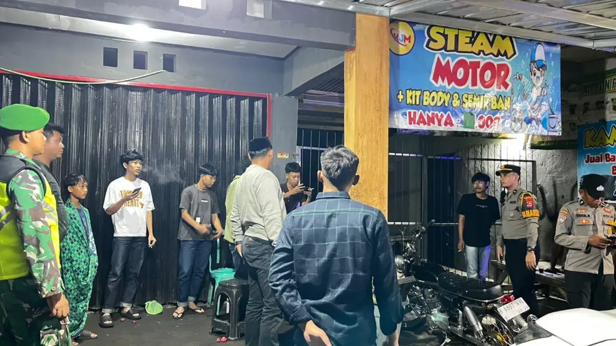 Personil gabungan saat memberikan imbauan kepada remaja. (Sumber: Polsek Petir)