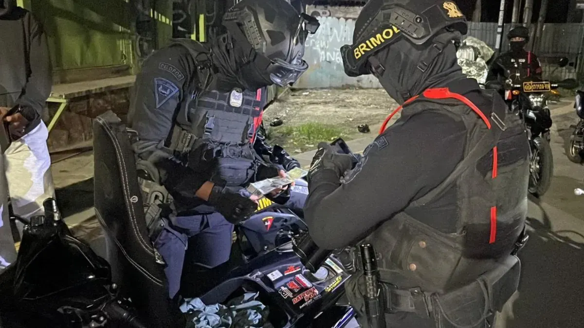 Satuan Korps Brigade Mobil (Brimob) dan Sabhara menggelar patroli kewilayahan untuk meredam aksi tawuran di wilayah hukum Polda Metro Jaya. (Sumber: Polda Metro Jaya)