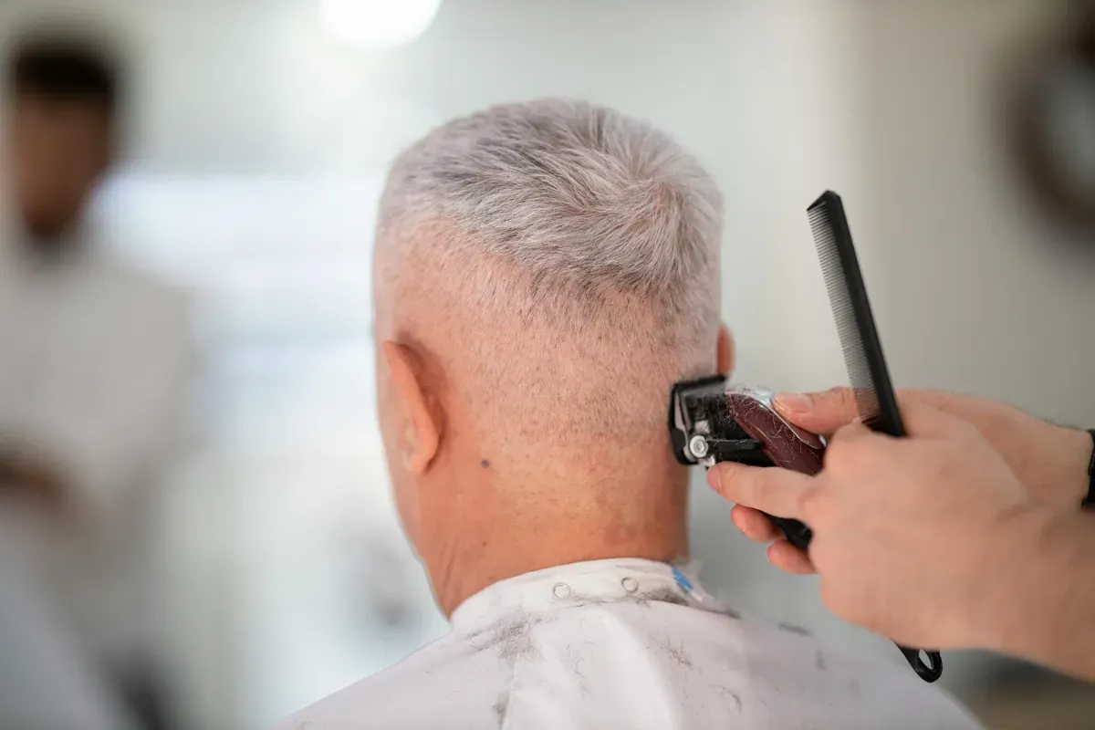 Ilustrasi orang sedang mencukur rambut. (Sumber: Pexels)