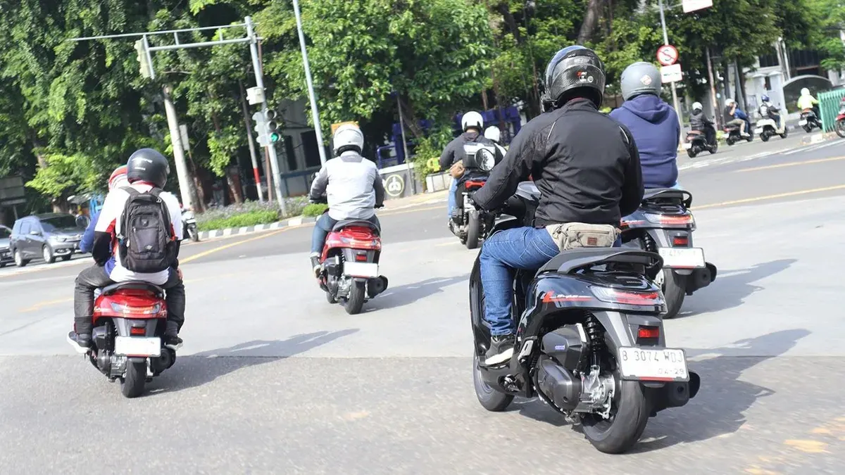 Ilustrasi, 5 tips penting berkendara sepeda motor saat puasa agar tetap aman dan fokus di jalan selama Ramadhan. (Sumber: WMS)