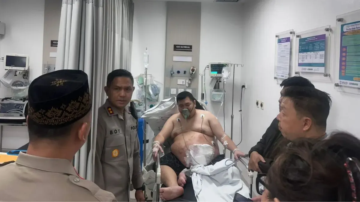 Kapolres Tangerang Selatan, AKBP Boy Jumalolo saat mengunjungi korban di rumah sakit. (Sumber: Dok. Polres Tangsel)