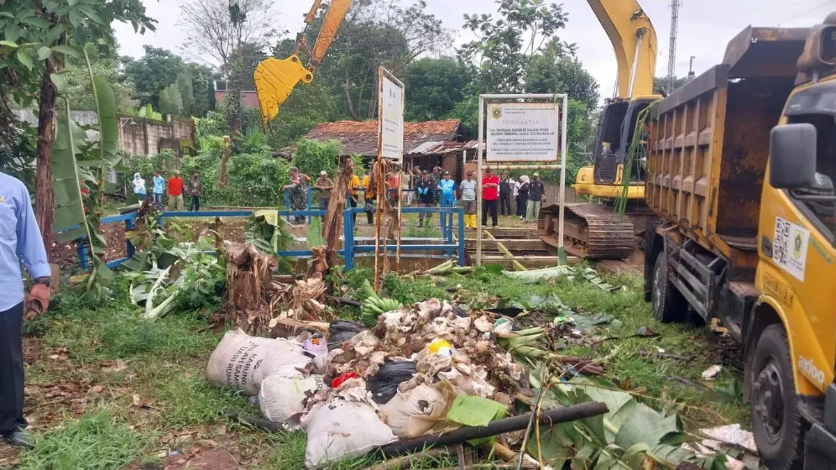 Alat berat diterjunkan untuk bebersih Dam Cikaret yang menumpuk sampah. (Sumber: Istimewa)