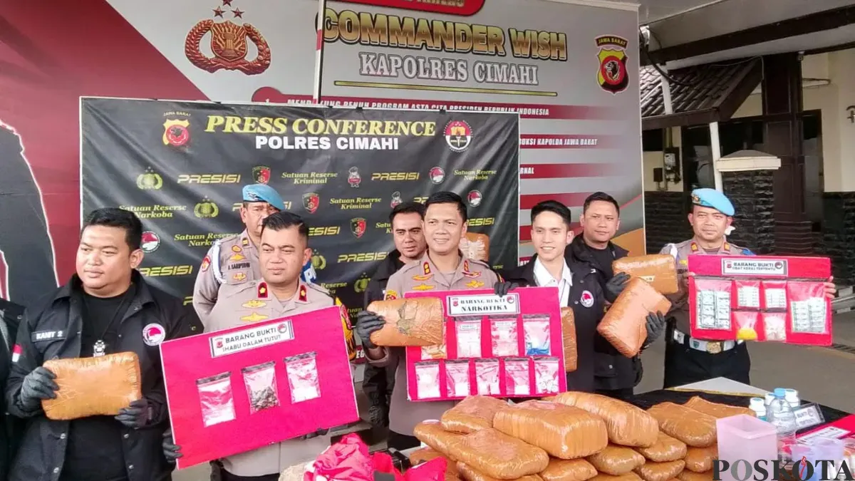 Polisi menunjukan sejumlah barang bukti, dalam gelar perkara di Mapolres Cimahi, Jalan Amir Machmud, Selasa 21 Februari 2026. (Sumber: Poskota/Gatot Poedji Utomo)