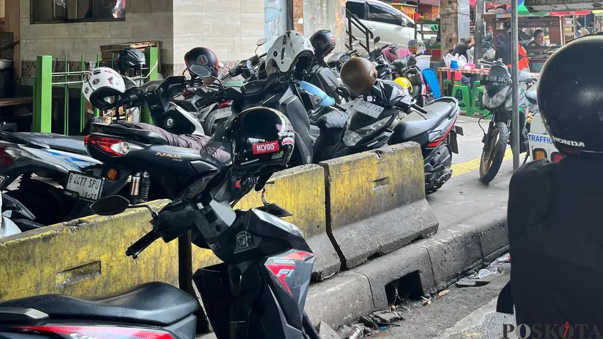 Parkir liar di Tanah Abang, Jakarta Pusat, Selasa, 24 Februari 2026. (Sumber: Poskota/M Tegar Jihad)
