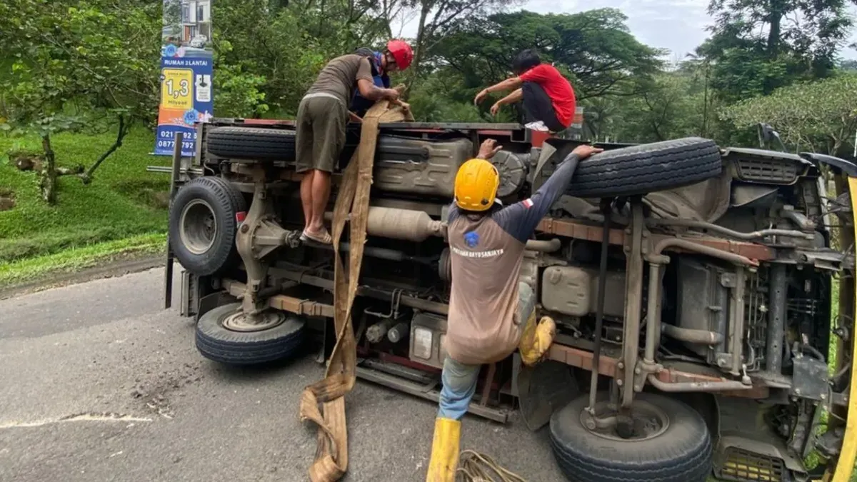 Petugas mengevakuasi truk terguling di Jalan MH. Thamrin, Sentul City, Babakan Madang, Kabupaten Bogor, Selasa, 24 Februari 2026. (Sumber: Dok. Damkar Bogor)