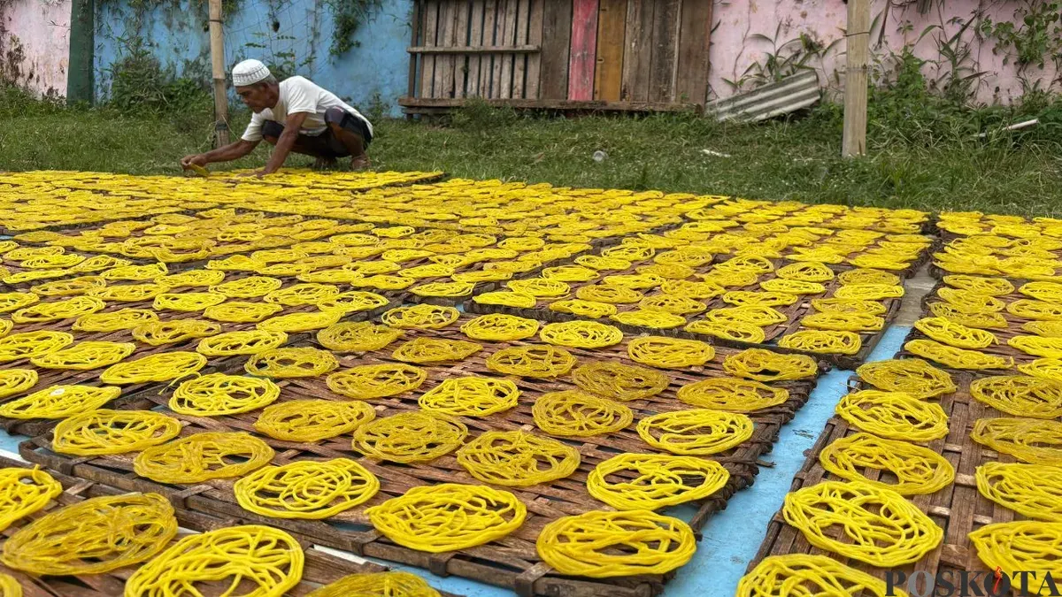 Kerupuk mie dijemur pabriknya di wilayah Kampung Kaumpandak, Desa Karadenan, Kecamatan Cibinong, Kabupaten Bogor. (Sumber: Poskota/Giffar Rivana)