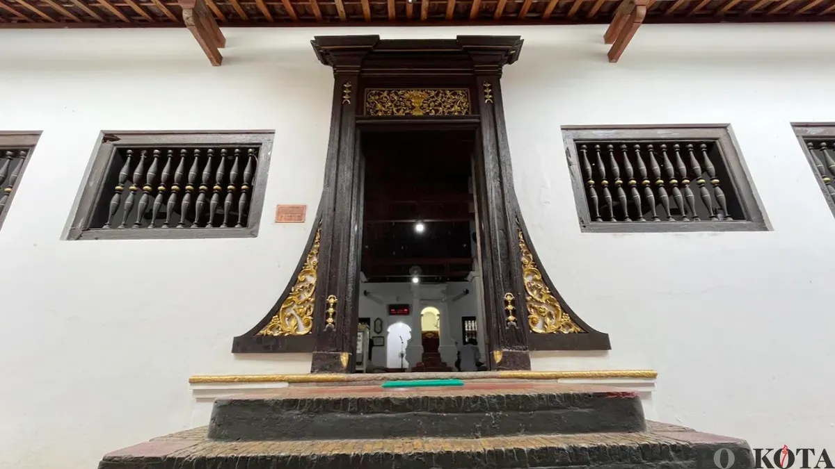 Kondisi Masjid bersejarah Jami Angke Al-Anwar yang berlokasi di Jalan Pangeran Tubagus Angke Gang Masjid 1, Kelurahan Angke, Kecamatan Tambora, Jakarta Barat. (Sumber: Poskota/ Pandi Ramedhan)