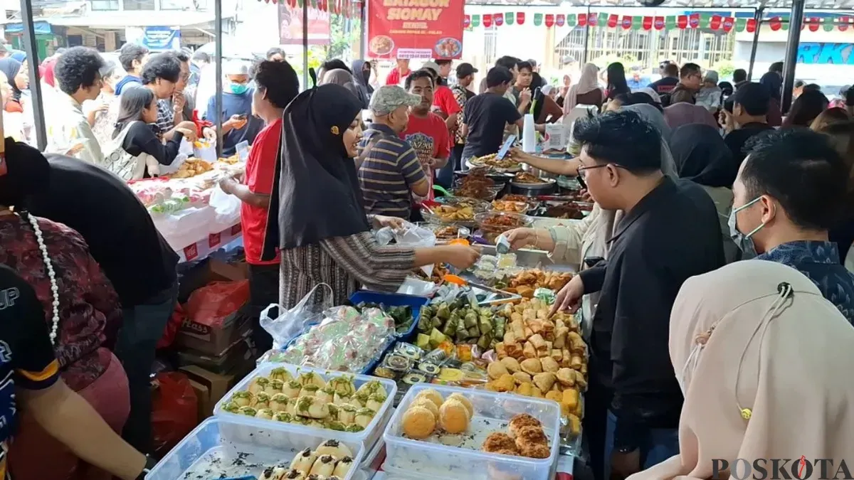 Pedagang takjil di Bendungan Hilir, Jakarta Pusat, Rabu, 25 Februari 2026. (Sumber: Poskota/M Tegar Jihad)