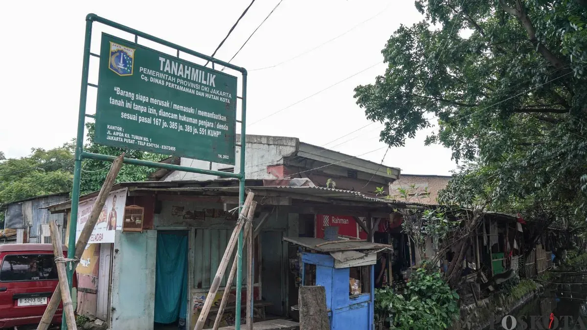 Aktivitas warga Kampung Bilik, Kalideres, Jakarta Barat, di tengah proses relokasi ke rusun karena terkena penggusuran pembangunan TPU. (Sumber: Poskota/Bilal Nugraha Ginanjar)