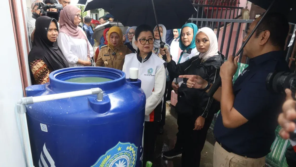 Direktur Utama PAM Jaya bersama Ketua TP PKK saat menyerahkan toren air kepada warga. (Sumber: Dok. Pemprov Jakarta)