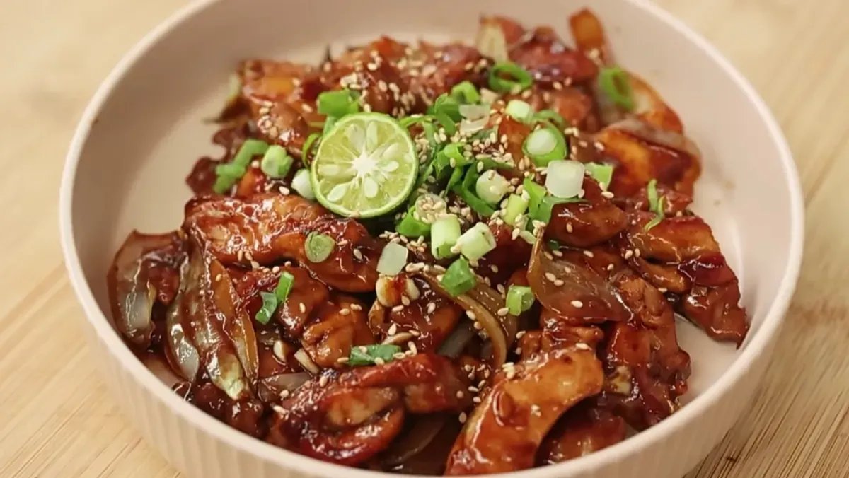 Cara membuat menu buka puasa ayam filet saus mentega ala Chef Devina Hermawan. (Sumber: YouTube/Devina Hermawan)