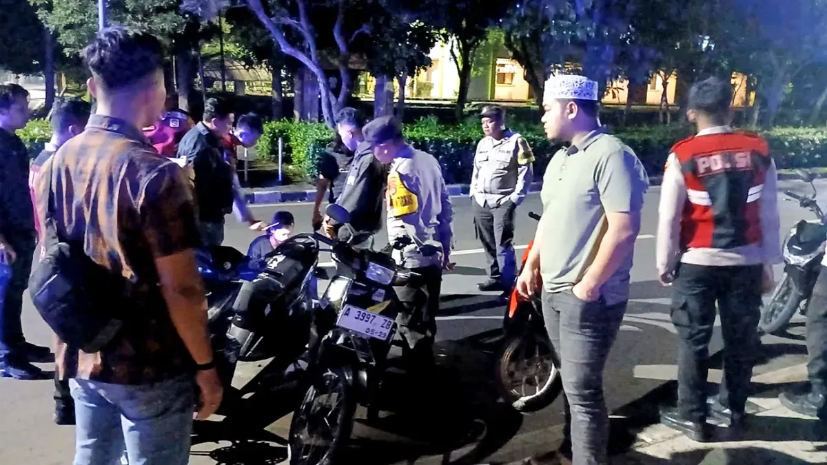 Petugas kepolisian saat membubarkan aksi balap lari di Alun-Alun Tigaraksa. (Sumber: Polresta Tangerang)