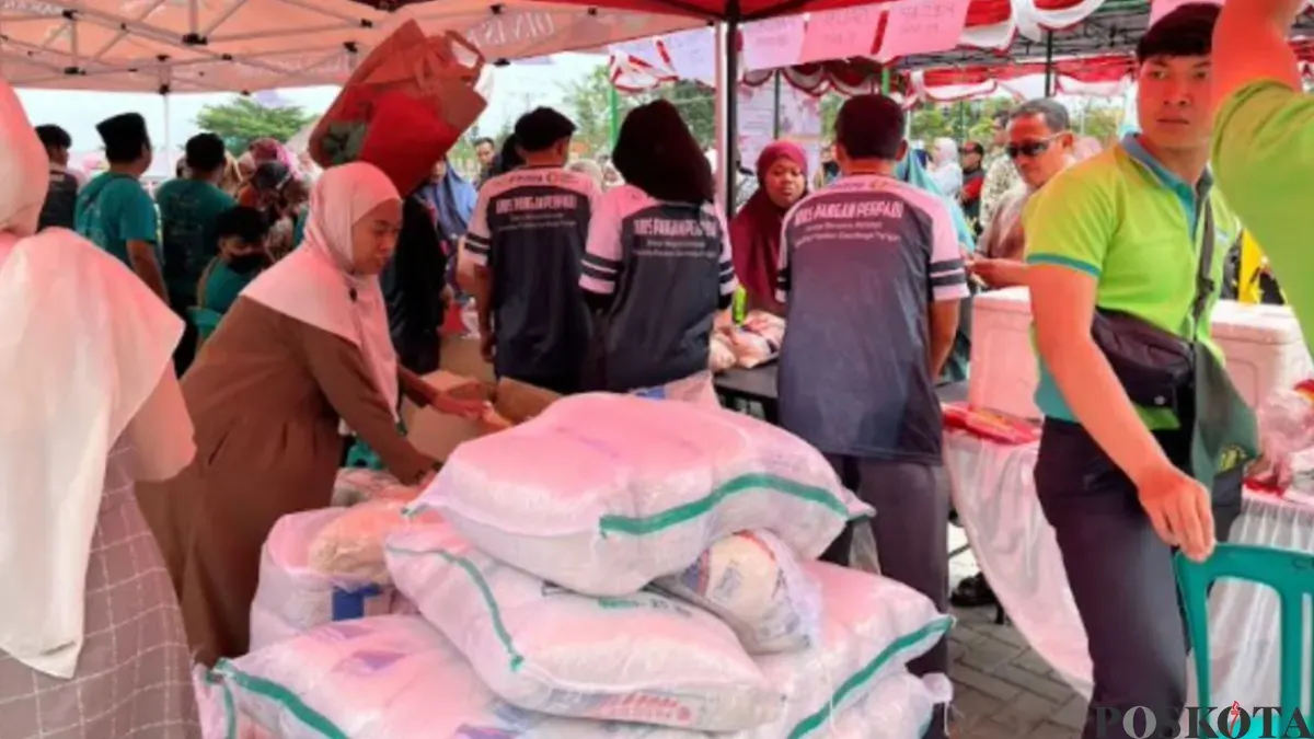 Warga Cibinong, Kabupaten Bogor menyerbu program GPM yang digelar di halaman Masjid Nurul Wathon, Kecamatan Cibinong, Kabupaten Bogor. (Sumber: Poskota/Giffar Rivana)