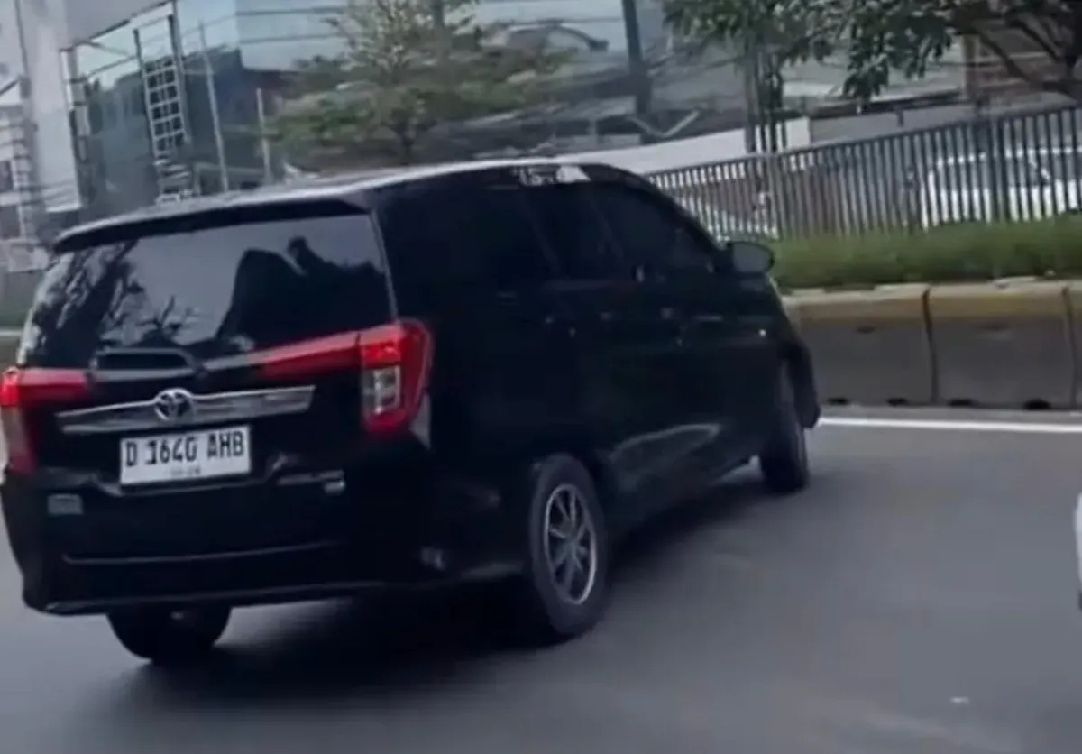 Aksi ugal-ugalan seorang pengemudi mobil Toyota Calya hitam di Jalan Gunung Sahari Raya, Sawah Besar, Jakarta Pusat. (Sumber: Instagram/@lintasjakartaupdate)