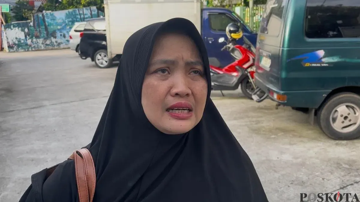 Nurul Arifah, ibu dari korban dan juga pelaku kasus pembunuhan kakak beradik di kawasan Kelapa Gading, Jakarta Utara, Kamis, 26 Februari 2026. (Sumber: Poskota/Pandi Ramedhan)
