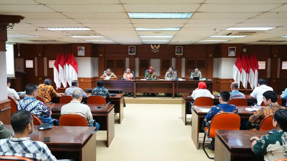 Rapat koordinasi audiensi Pemkot Jakarta Barat terkait pembangunan rumah duka dan krematoriun di Kalideres yang ditolak warga, Kamis, 26 Februari 2026. (Sumber: Istimewa)