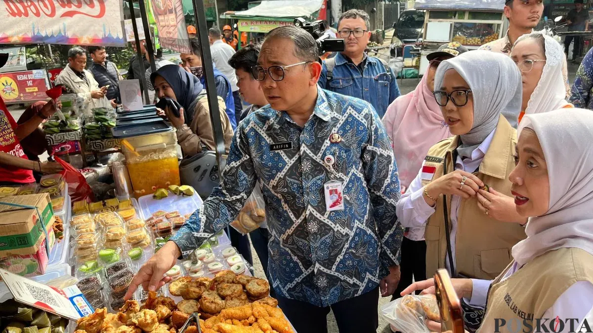 BBPOM di Jakarta bersama Pemkot Jakpus melakukan pengecekan pangan takjil di Bendungan Hilir (Benhil), Jakarta Pusat, Kamis, 26 Februari 2026. (Sumber: Poskota/M Tegar Jihad)