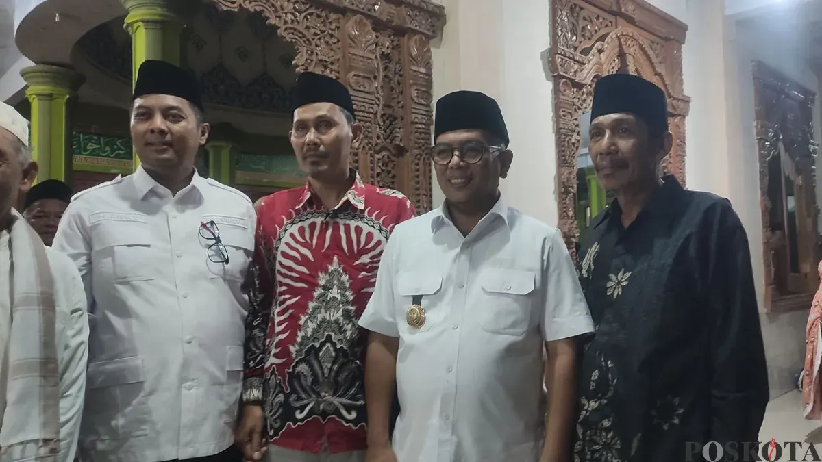 Gubernur Banten, Andra Soni saat foto bersama dalam acara Safari Ramadhan di Cisata, Pandeglang. (Sumber: Poskota/Samsul Fatoni)