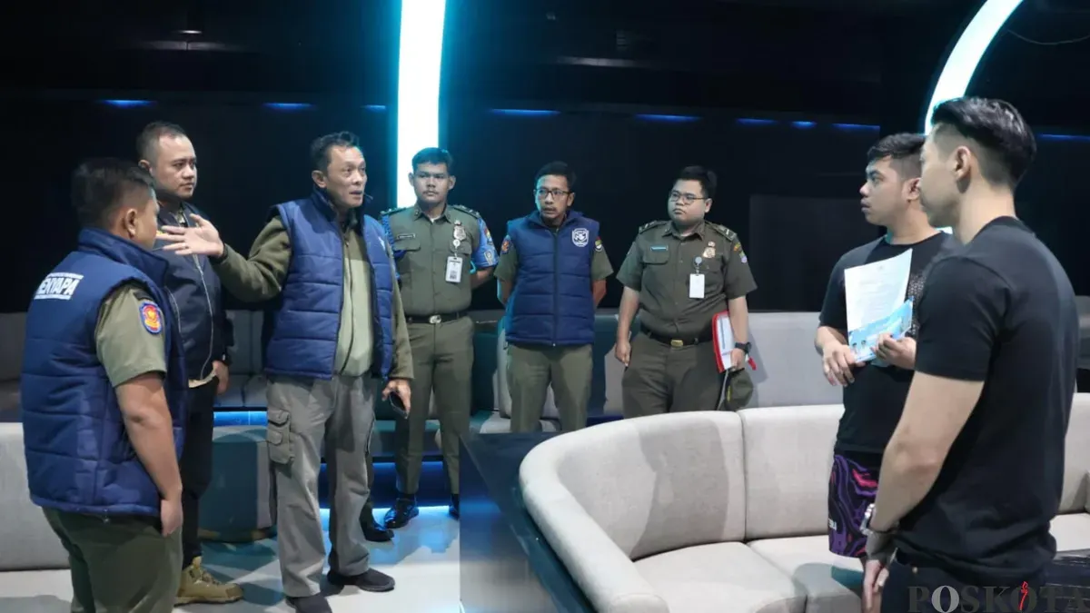 Satpol PP Kabupaten Tangerang saat melakukan sosialisasi dan pengawasan di salah satu tempat hiburan. (Sumber: Poskota/ Veronica)