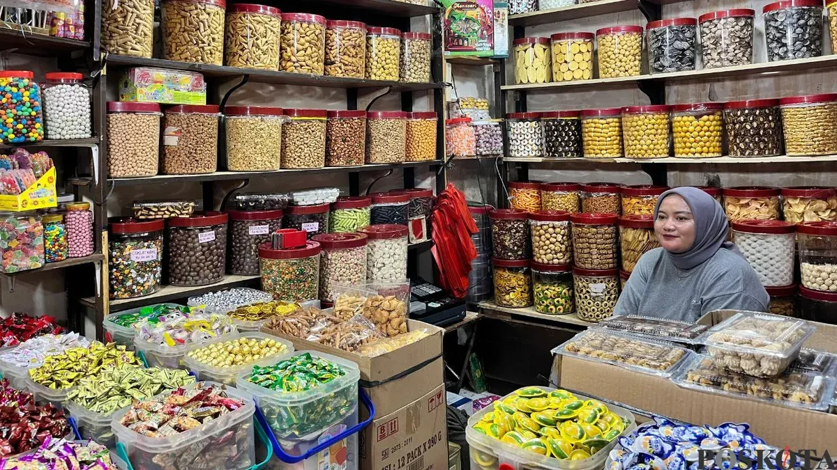 Pedagang kue lebaran di Pasar Jatinegara, Jakarta Timur, Kamis, 26 Februari 2026.
