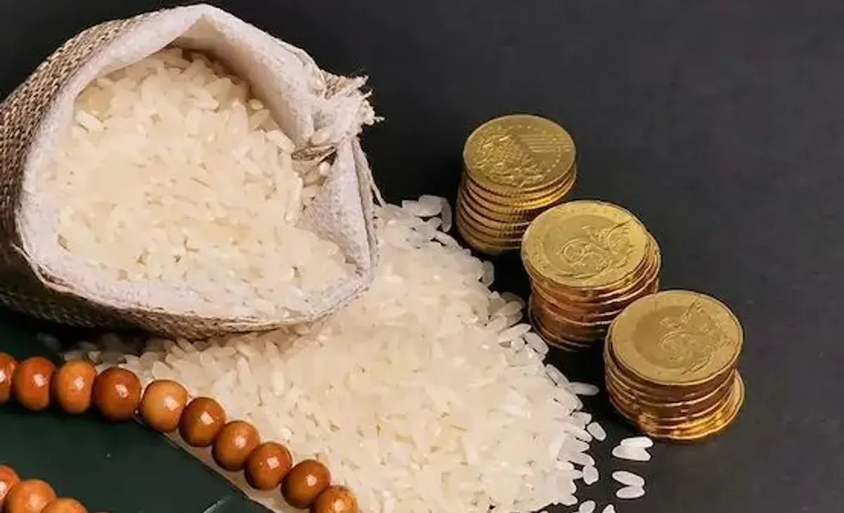 Penyaluran zakat fitrah menjelang Idulfitri sebagai wujud kepedulian dan penyempurna ibadah Ramadan. (Sumber: Pinterest)