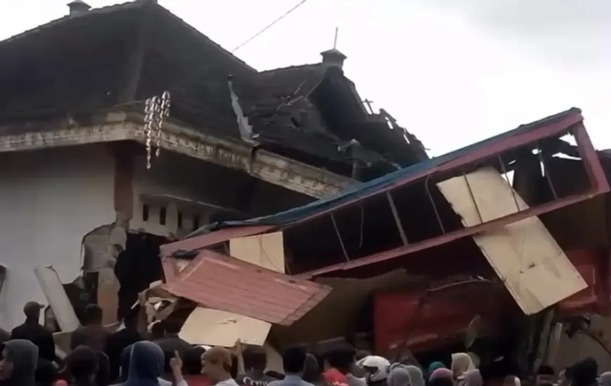 Truk tronton yang menabrak tiga rumah di Dusun Jengkol, Desa Losari, Kecamatan Pakis, Kabupaten Magelang, Jumat (27/2/2026). (Sumber: Instagram/@magelang_raya)