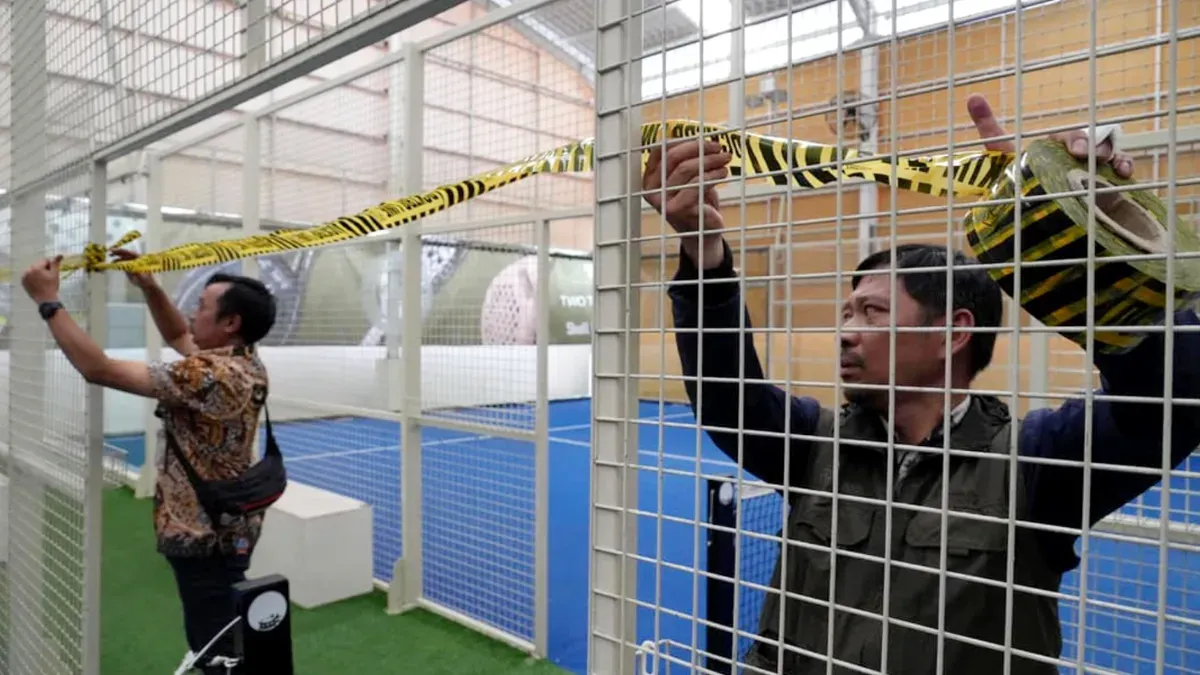 Penyegelan lapangan padel Pulomas Barat, Jakarta Timur. (Sumber: Pemkot Jaktim)