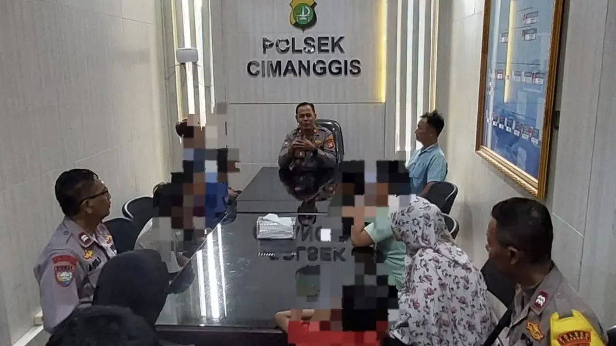 Remaja diseret temannya akibat lomba lari, Polsek Cimanggis lakukan mediasi kasus ini hadirkan orang tua masing-masing anak. (Sumber: Dok. Polsek Cimanggis)