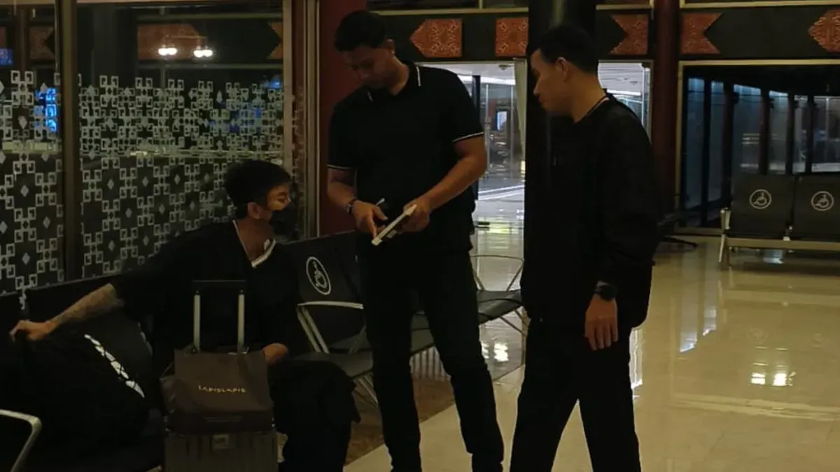 Petugas Timpora Imigrasi Jaksel dampingi 2 WNA asal China dan Thailand yang dideportasi ke negara asal di Bandara Soeeta. (Sumber: Dok. Humas Imigrasi Jaksel)