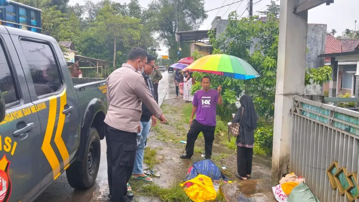 Petugas Polsek Petir mengamankan TKP dan melarikan korban ke RSUD dr Drajat Prawiranegara. (Sumber: Dok. Polsek Petir)