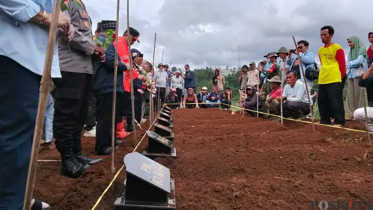 Suasana di Pemakaman Tanahmati, Desa Pasirlangu, Jumat, 27 Februari 2026. (Sumber: Poskota/Gatot Poedji Utomo)