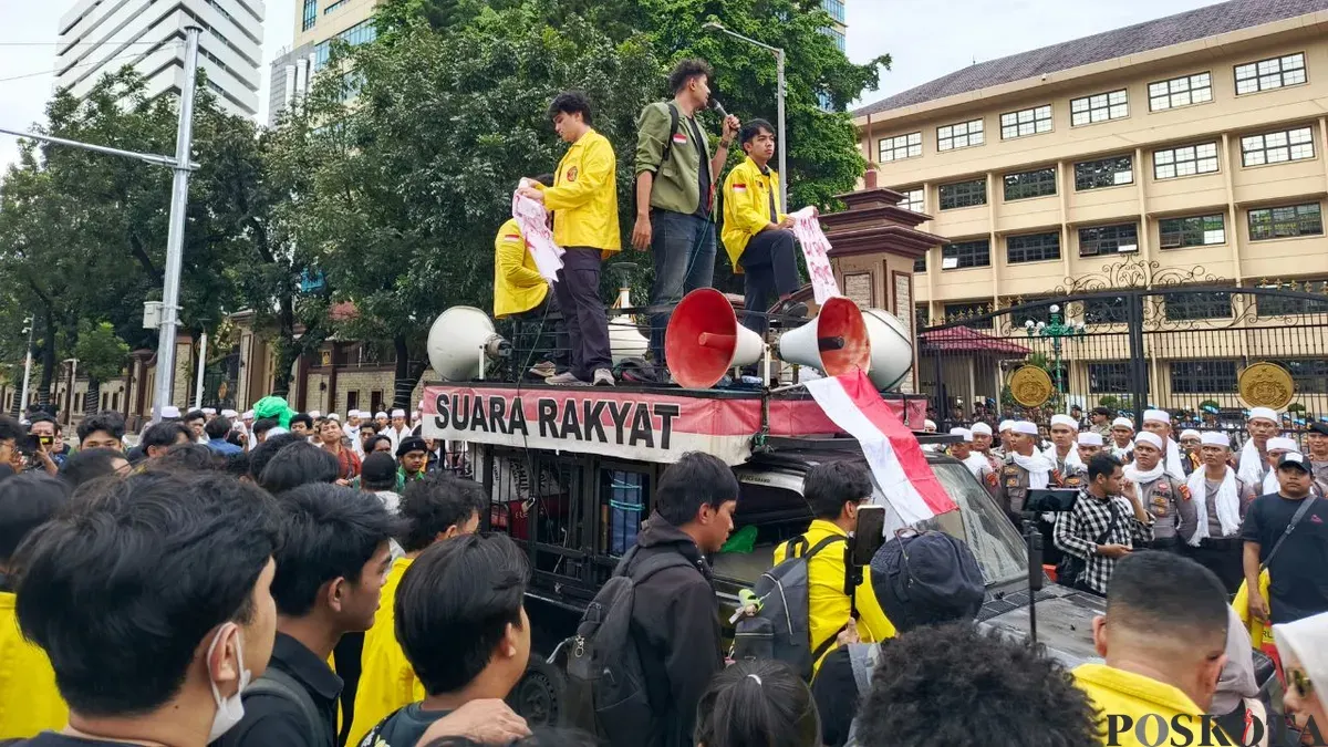 Ratusan mahasiswa UI dan UPN Veteran Jakarta menggelar aksi unjuk rasa di Mabes Polri, Jakarta pada Jumat, 27 Februari 2026. (Sumber: Poskota/Ali Mansur)