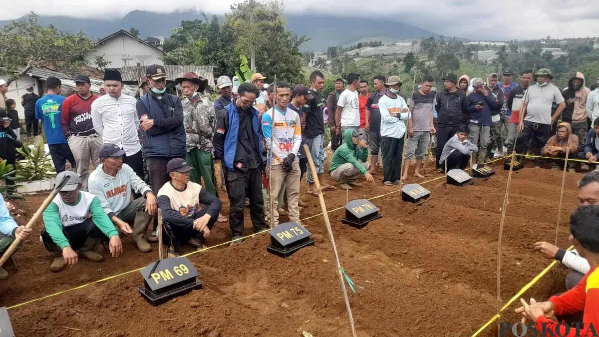 Prosesi pemakaman korban longsor Pasirlangu yang tak teridentifikasi pada Jumat, 27 Februari 2026. (Sumber: Poskota/Gatot Poedji Utomo)