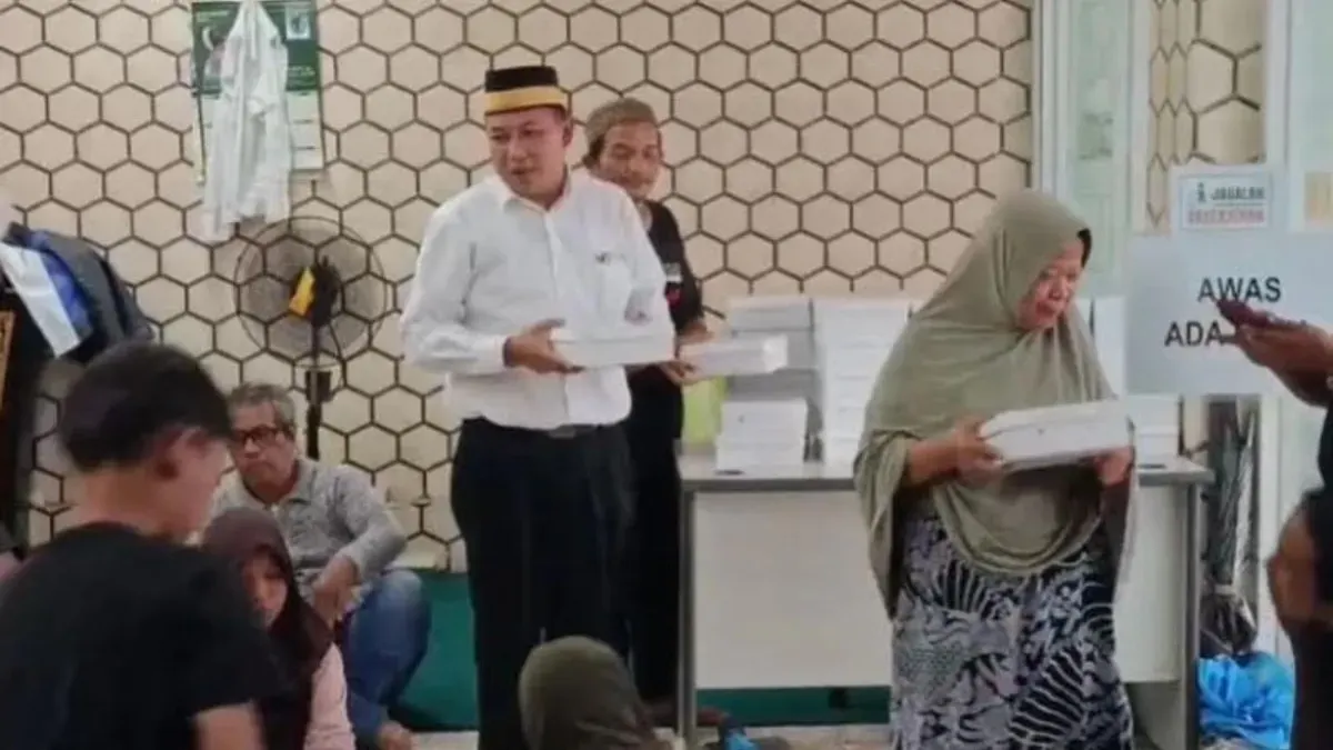 Ketua LDNU DKI Jakarta Masruhin Abdul Majid saat membagikan takjil. (Sumber: Dok. LDNU DKI Jakarta)