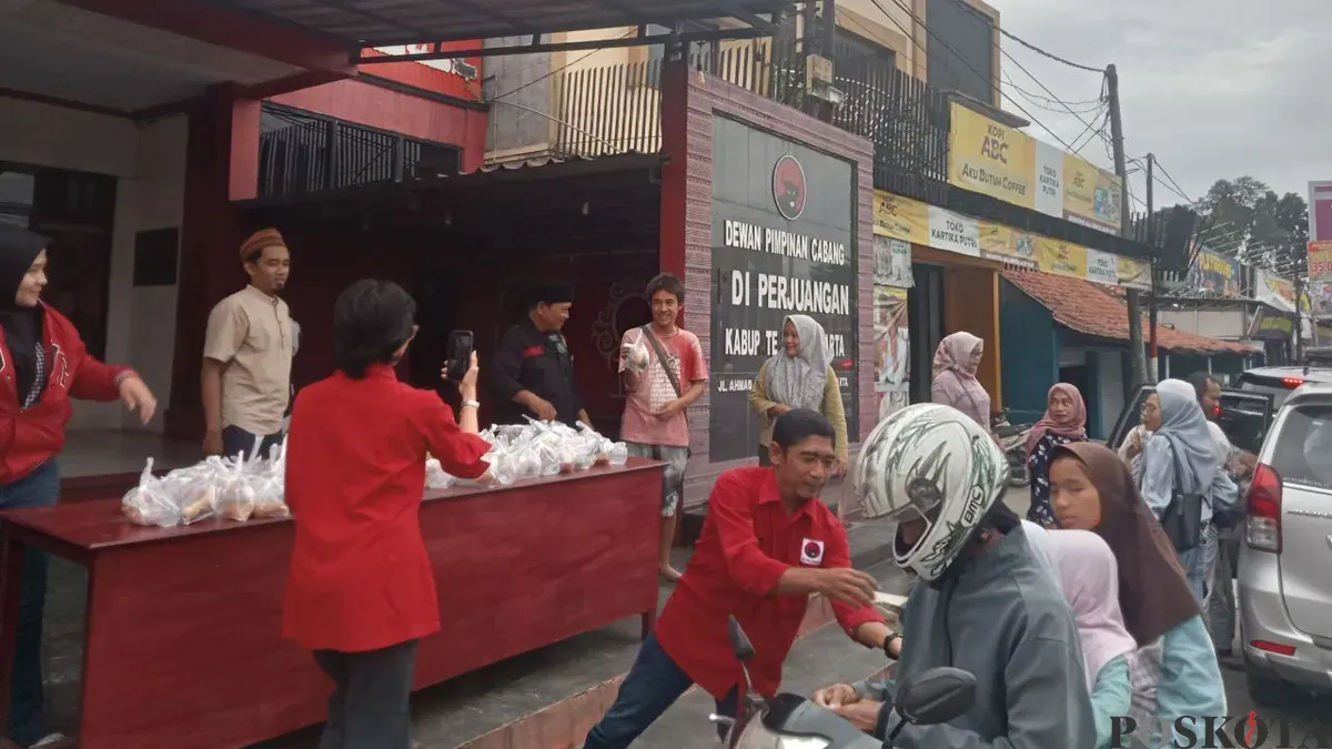Pengurus DPC PDI Perjuangan Purwakarta membagikan takjil gratis kepada warga dan pengguna jalan, Jumat, 27 Februari 2026. (Sumber: Poskota/Dadan Sukmana)